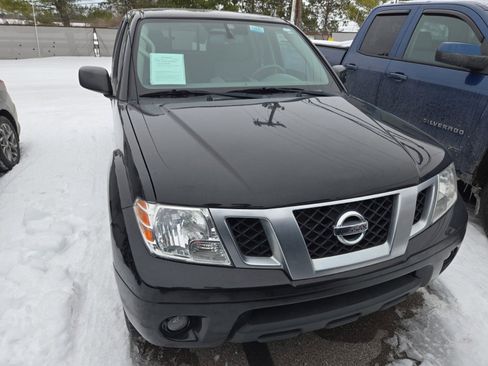 Used 2020 Nissan Frontier SV image 2