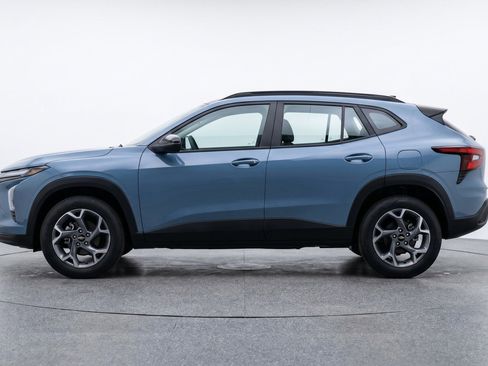 Used 2025 Chevrolet Trax LT w/ LT Convenience Package FWD image 5