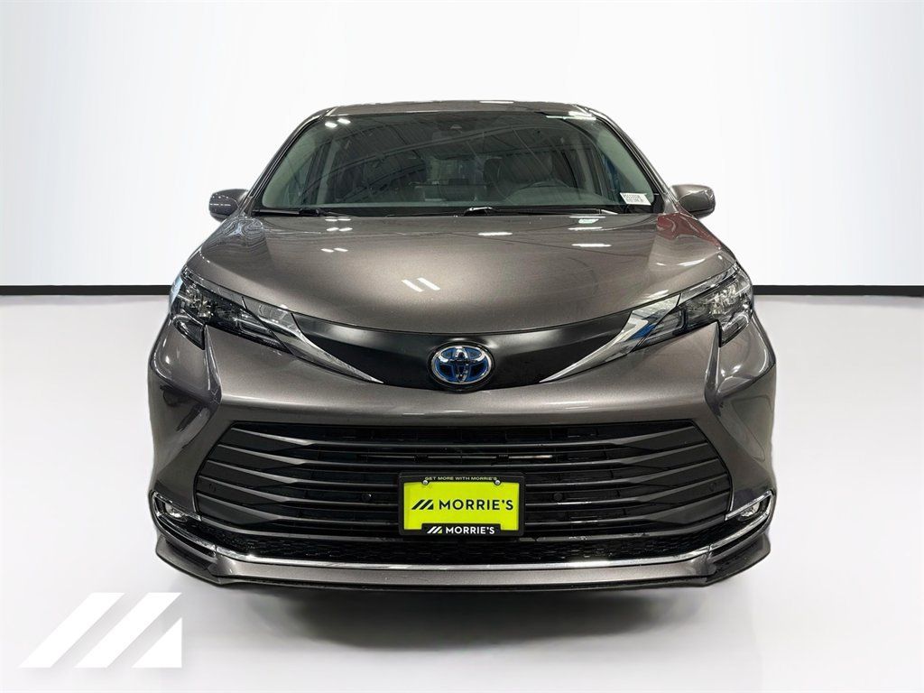 Used 2024 Toyota Sienna XLE AWD/4WD image 2