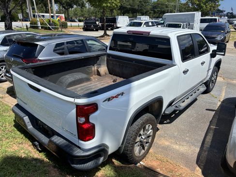 Used 2022 Chevrolet Silverado 2500 Custom w/ Custom Value Package AWD/4WD image 8