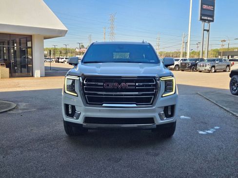Used 2022 GMC Yukon XL SLT w/ SLT Premium Package image 9
