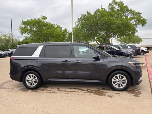 Used 2023 Kia Carnival LX image 4