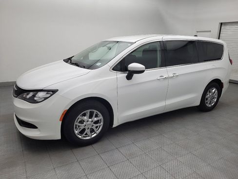Used 2022 Chrysler Voyager LX FWD image 2