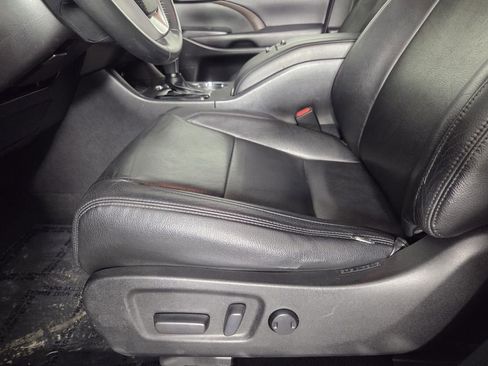Used 2019 Toyota Highlander Plus FWD image 13