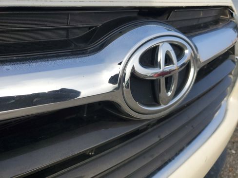 Used 2015 Toyota Highlander LE image 6