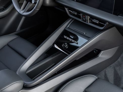 Certified 2025 Porsche Macan 4S Electric AWD/4WD image 34