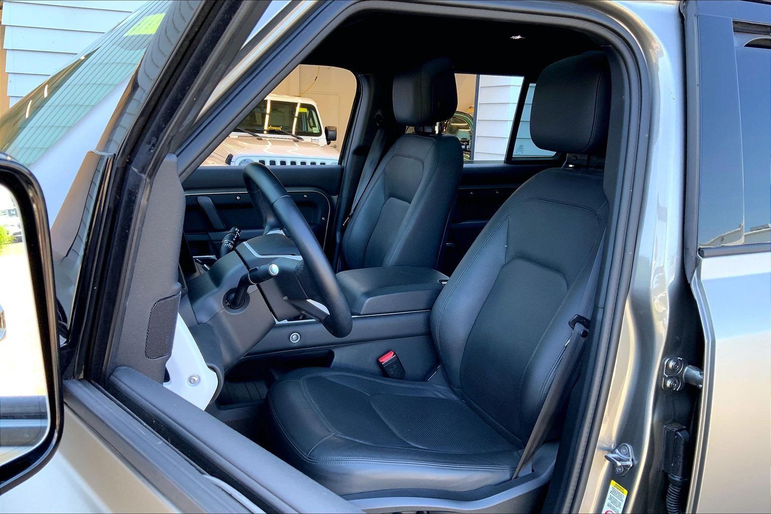 Used 2025 Land Rover Defender 110 X-Dynamic SE AWD/4WD image 4