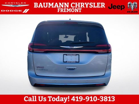 Used 2024 Chrysler Pacifica Touring-L FWD image 9