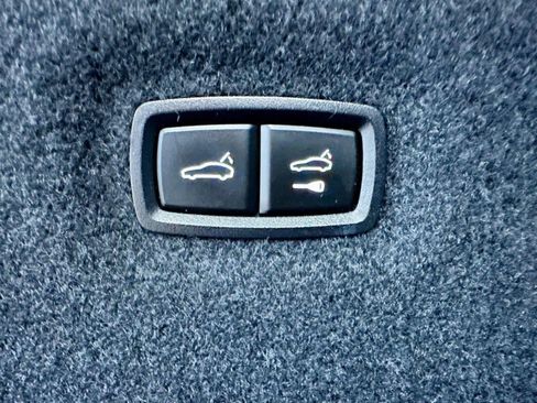 Used 2021 Porsche Taycan image 33