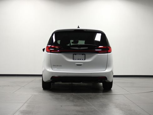 Used 2024 Chrysler Pacifica Touring-L FWD image 5