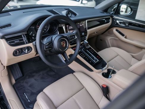 Certified 2025 Porsche Macan AWD/4WD image 4