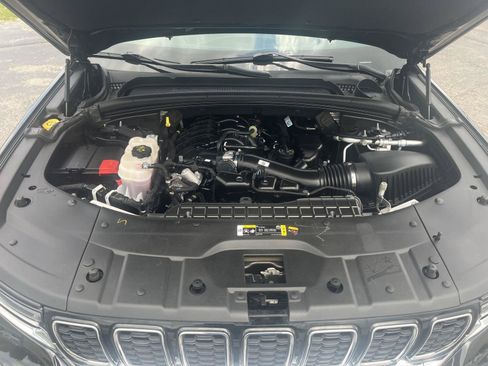 Used 2024 Jeep Grand Cherokee Limited AWD/4WD image 40