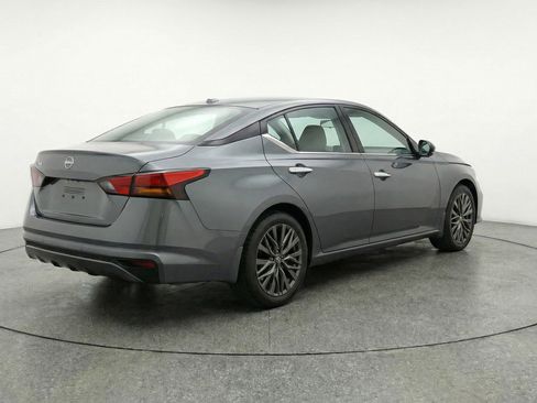 Used 2025 Nissan Altima 2.5 SV image 9
