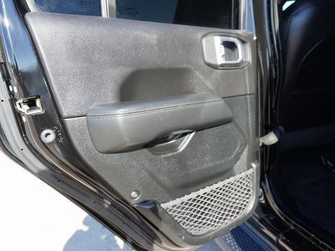 Used 2020 Jeep Wrangler Unlimited Sahara image 21