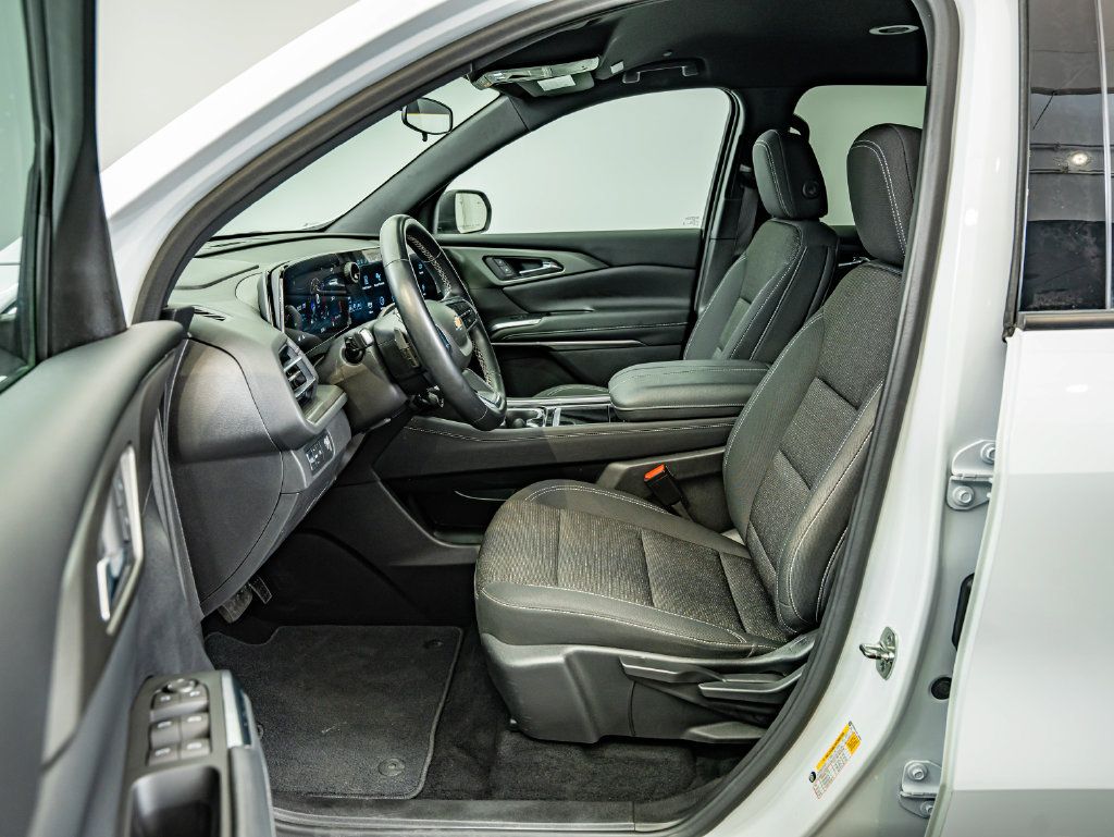 Used 2024 Chevrolet Traverse LS FWD image 31