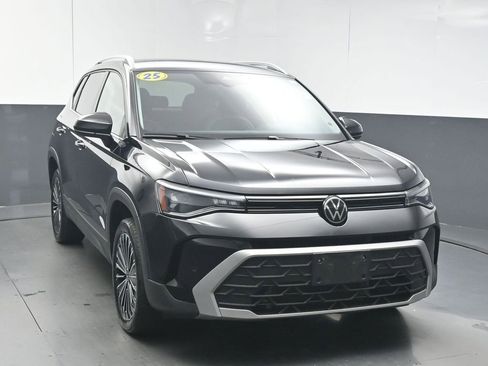 Used 2025 Volkswagen Taos SE FWD image 2