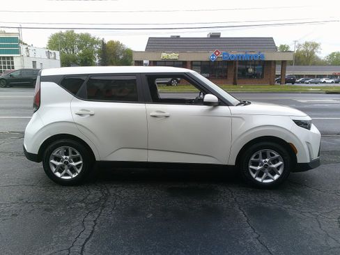 Used 2023 Kia Soul LX w/ Option Group 015 FWD image 6