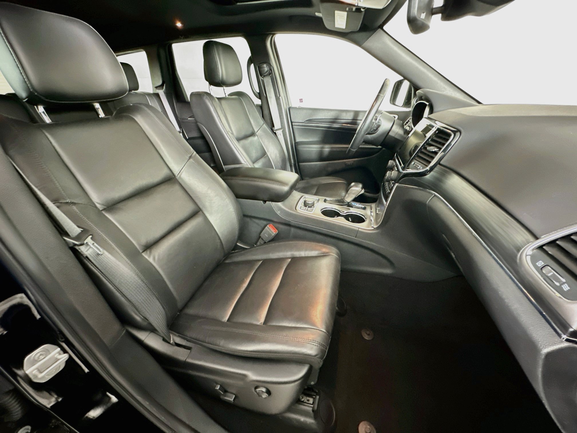 Used 2020 Jeep Grand Cherokee Limited AWD/4WD image 32