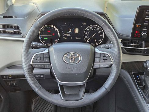 Used 2024 Toyota Sienna Limited FWD image 19