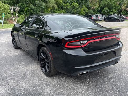 Used 2018 Dodge Charger SXT w/ Blacktop Package RWD image 4