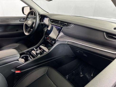 Used 2023 Jeep Grand Cherokee Limited w/ Black Appearance Package image 28