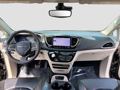Used 2023 Chrysler Pacifica Touring-L FWD image 3