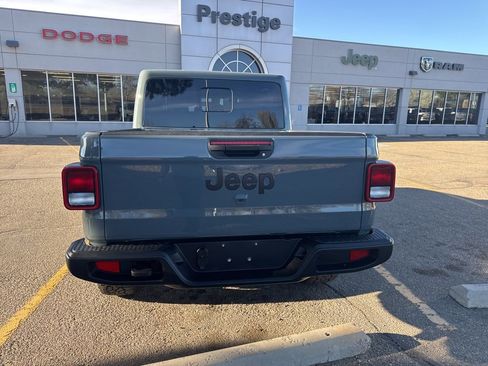 Used 2025 Jeep Gladiator Sport image 8