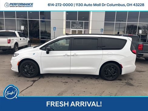 Used 2024 Chrysler Pacifica Premium image 7