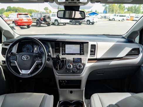 Used 2020 Toyota Sienna XLE image 18