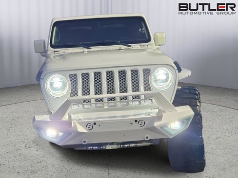 Used 2019 Jeep Wrangler Unlimited Sahara image 2