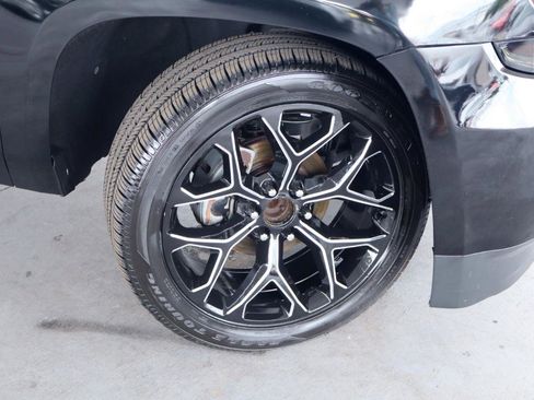 Used 2018 Chevrolet Tahoe LT RWD image 3