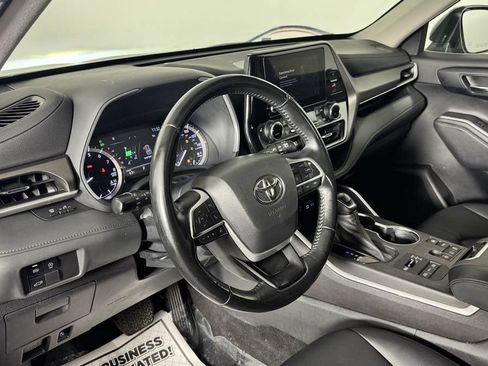 Used 2023 Toyota Highlander XLE AWD/4WD image 13