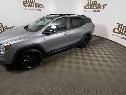 Used 2023 GMC Terrain SLE w/ Driver Convenience Package image 4