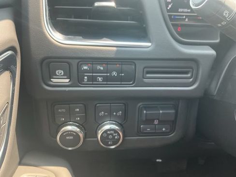 Used 2024 GMC Yukon SLT w/ SLT Luxury Package AWD/4WD image 25