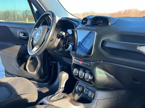 Used 2017 Jeep Renegade Latitude w/ Cold Weather Group image 27