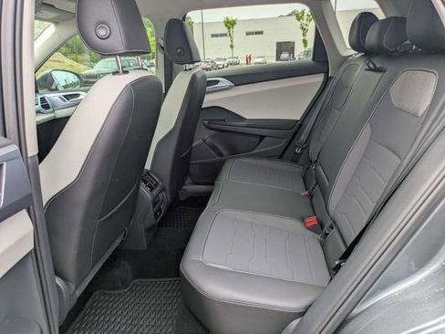 Used 2025 Volkswagen Taos SE image 14