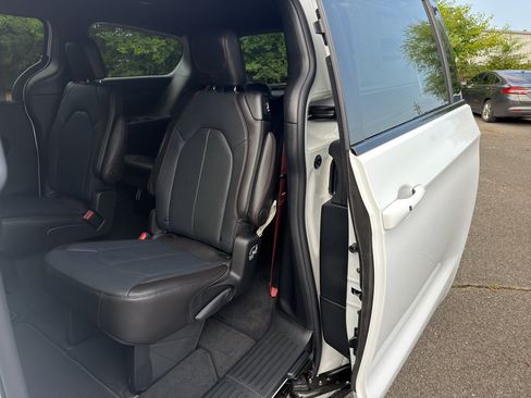New 2027 Chrysler Pacifica Select FWD image 24