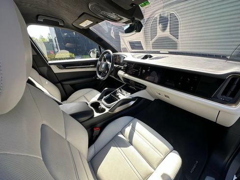 Certified 2025 Porsche Cayenne Turbo AWD/4WD image 40