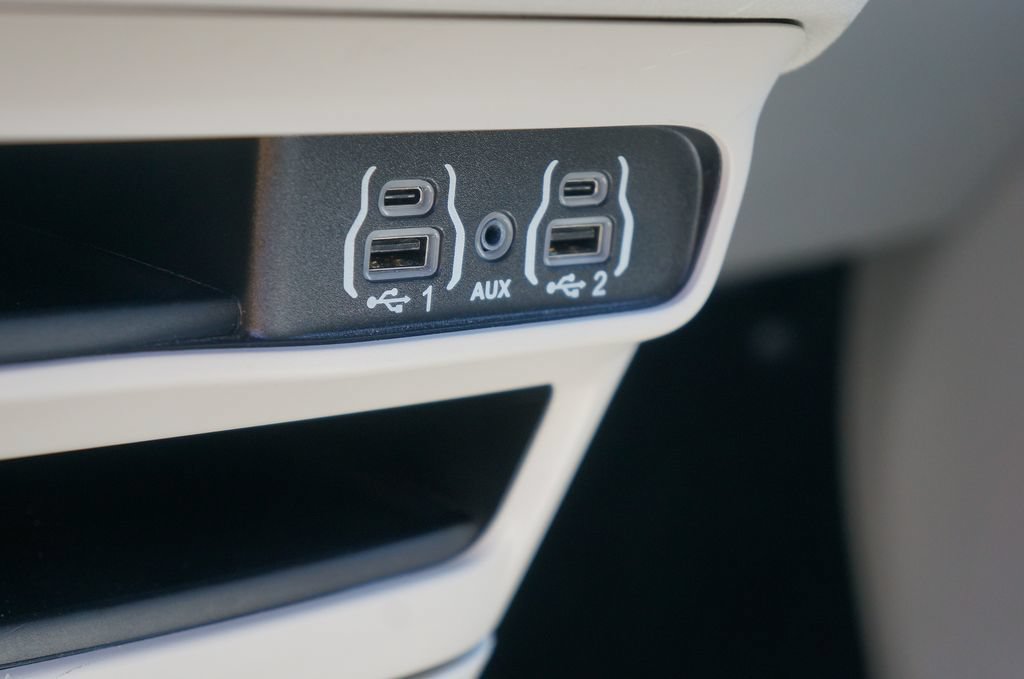 Used 2024 Chrysler Pacifica Touring-L FWD image 28