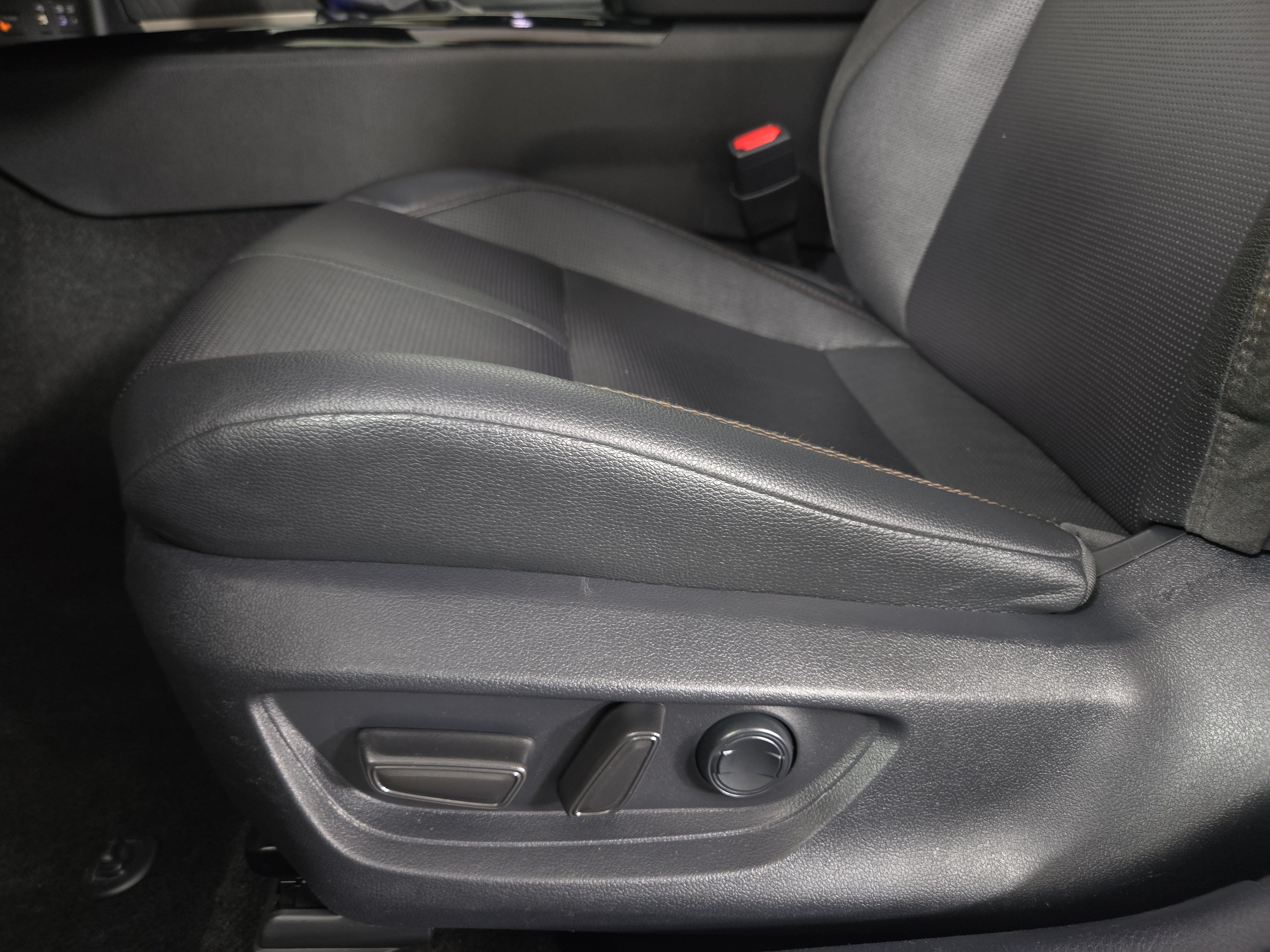 Used 2025 Toyota Camry XLE FWD image 29