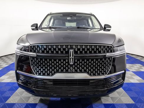 Used 2025 Lincoln Navigator Reserve AWD/4WD image 2