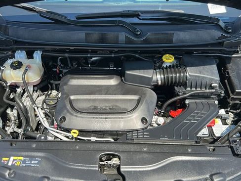 Used 2023 Chrysler Voyager LX image 34