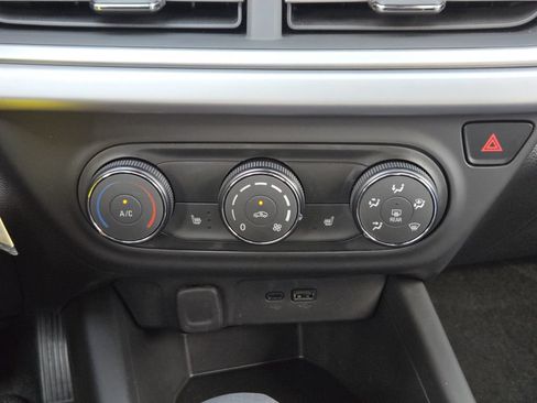 Used 2026 Chevrolet Trax RS w/ Sunroof Package FWD image 14