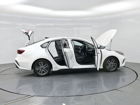 Used 2023 Kia Forte GT-Line w/ GT-Line Premium Package FWD image 3