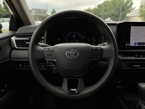 Used 2025 Toyota Camry LE FWD image 31