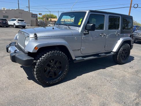 Used 2018 Jeep Wrangler Unlimited Sahara w/ Connectivity Group AWD/4WD image 10