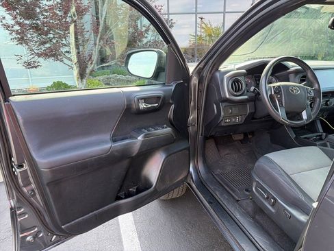 Used 2021 Toyota Tacoma TRD Off-Road w/ Technology Package AWD/4WD image 11