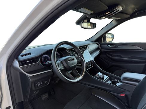Used 2024 Jeep Grand Cherokee Altitude AWD/4WD image 9