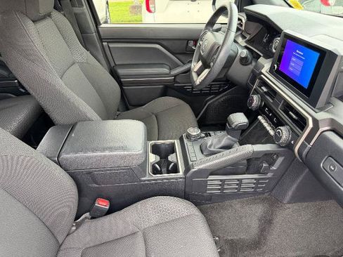 Used 2025 Toyota 4Runner SR5 AWD/4WD image 15