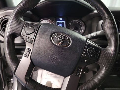 Used 2018 Toyota Tacoma TRD Sport image 17